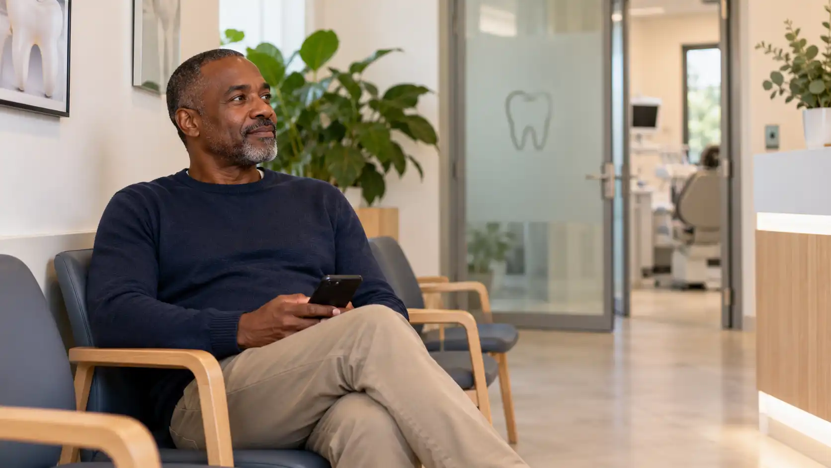Un hombre de 50 años espera tranquilamente en una consulta dental.